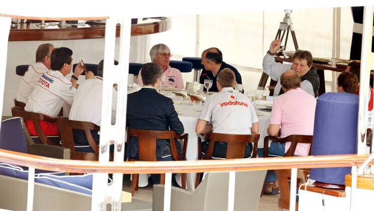 F1 Krisengipfel der Teamchefs auf der Yacht Force Blue Tender von F. Briatore u.a. mit Bernie Ecclestone (England), Franz Tost (Toro Rosso) und Norbert Haug (McLaren Mercedes) -  Motorsport Grand Prix Herren Großer Preis von Monaco 2009, Formel 1 Weltmeisterschaft, F1, F, GP, WM Totale o0 Sitzung Gespräch Monte Carlo