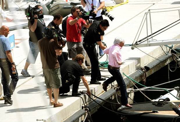 F1 Chef Bernie Ecclestone (England) auf dem Weg zum F1 Krisengipfel aller Teamchefs auf der Yacht Force Blue Tender von F. Briatore -  Motorsport Grand Prix Herren Großer Preis von Monaco 2009, Formel 1 Weltmeisterschaft, F1, F, GP, WM Gruppe o0 Sitzung Gespräch Monte Carlo