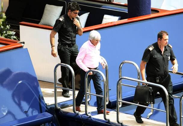 F1 Chef Bernie Ecclestone (England, Mitte) verlässt den F1 Krisengipfel aller Teamchefs auf der Yacht Force Blue Tender von F. Briatore -  Motorsport Grand Prix Herren Großer Preis von Monaco 2009, Formel 1 Weltmeisterschaft, F1, F, GP, WM Gruppe o0 Sitzung Gespräch Monte Carlo