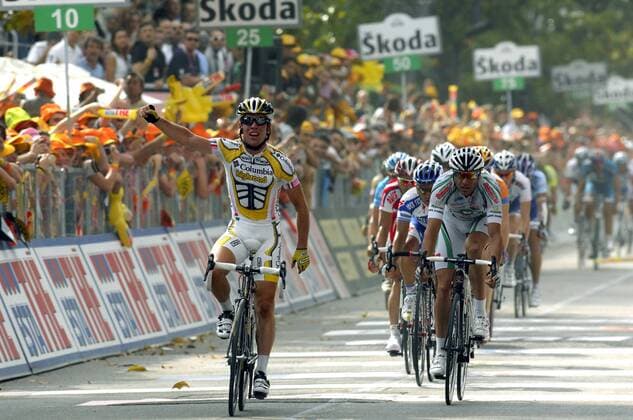 Mark Cavendish (Großbritannien Columbia High Road) gewinnt die 13. Etappe des Giro d Italia 2009 vor Alessandro Petacchi (Italien LPR) -  Radsport Herren Giro d Italia 2009, dItalia, Straßenradsport, Straße, Rad Gruppe 13. Etappe: Lido di Camaiore - Firenze