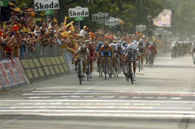 Mark Cavendish (Großbritannien Columbia High Road, li.) gewinnt die 13. Etappe des Giro d Italia 2009 vor Alessandro Petacchi (Italien LPR, re.) -  Radsport Herren Giro d Italia 2009, dItalia, Straßenradsport, Straße, Rad Totale 13. Etappe: Lido di Camaiore - Firenze Dynamik,