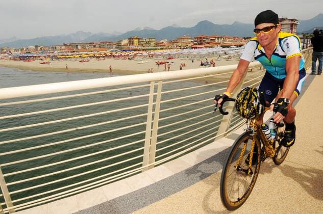 Lance Armstrong (USA Astana) am Lido di Camaiore vor der 13. Etappe des Giro d Italia 2009 - (NIAN09052201) Radsport Herren Giro d Italia 2009, dItalia, Straßenradsport, Straße, Rad, Einzelbild 13. Etappe: Lido Di Camaiore - Firenze