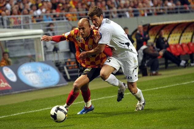 Ala Eddine Yahia (Lens, li.) gegen Damien Perrinelle (Boulogne) -  Fußball Herren Ligue 2 2008 2009, 2. Französische Liga, RC Lens - US Boulogne Sur Mer 0:1 Gruppe Lens Dynamik,