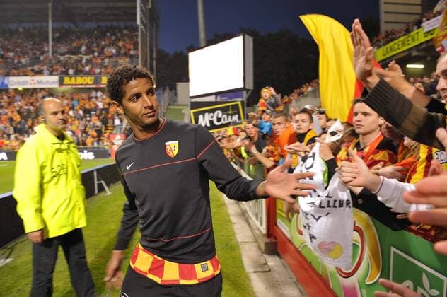 Issam Jemaa (Lens) klatscht mit den Fans ab - Lens feiert den Aufstieg -  Fußball Herren Ligue 2 2008 2009, 2. Französische Liga, RC Lens, Racing Club de Gruppe Lens Freude,