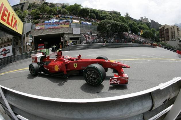 Kimi Räikkönen (Finnland Ferrari) mit seinem Boliden in der Anthony Noghes Passage Motorsport Grand Prix Herren Großer Preis von Monaco 2009, Formel 1 Weltmeisterschaft, F1, F, GP, WM Totale Monte Carlo