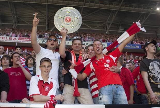 Fans aus Düsseldorf feiern den Aufstieg in die zweite Bundesliga und träumen nunmehr von der Meisterschale Fußball Herren 3. Liga 2008 2009, Fortuna Düsseldorf, Aufstieg, Aufsteiger, Feier, feiern, Aufstiegsfeier Gruppe Pokal Düsseldorf Begeisterung, Freude,