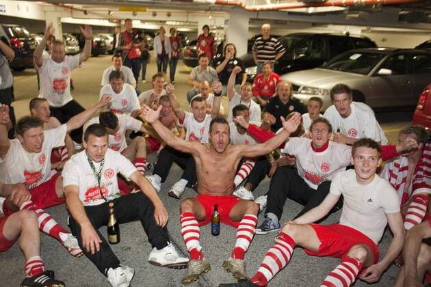 Fortuna Düsseldorf feiert den Aufstieg in die zweite Bundesliga in der Tiefgarage der LTU Arena Fußball Herren 3. Liga 2008 2009, Fortuna Düsseldorf, Aufstieg, Aufsteiger, Feier, feiern, Aufstiegsfeier Gruppe Düsseldorf Begeisterung, Freude,