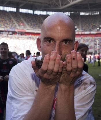 Stephan Sieger (Düsseldorf) feiert den Aufstieg in die zweite Bundesliga Fußball Herren 3. Liga 2008 2009, Fortuna Düsseldorf, Aufstieg, Aufsteiger, Feier, feiern, Aufstiegsfeier Einzelbild Düsseldorf Begeisterung, Freude,