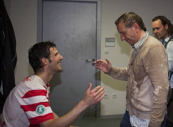 Jens Langeneke (li.) und Trainer Norbert Meier (beide Düsseldorf) feiern den Aufstieg in die zweite Bundesliga Fußball Herren 3. Liga 2008 2009, Fortuna Düsseldorf, Aufstieg, Aufsteiger, Feier, feiern, Aufstiegsfeier Gruppe Düsseldorf Begeisterung, Freude,