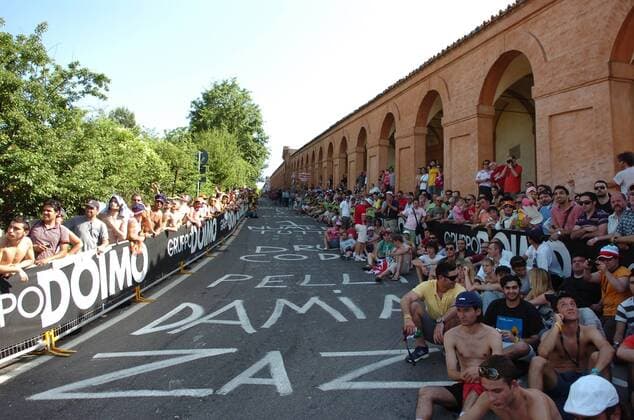 Radsportfans säumen den Anstieg am Rande der 14. Etappe des Giro d Italia -  Radsport Herren Giro d Italia 2009, dItalia, Straßenradsport, Straße, Rad Totale 14. Etappe: Campi Bisenzio - Bologna