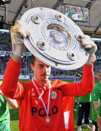 Torwart Diego Benaglio (Wolfsburg) feiert die Deutsche Meisterschaft mit der Schale - Fußball 1. BL Herren Saison 2008 2009, VfL, Meisterfeier, Feier Einzelbild Pokal Wolfsburg