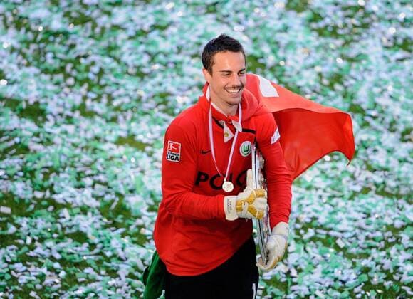 Torwart Diego Benaglio (Wolfsburg) feiert die Deutsche Meisterschaft mit der Schale - Fußball 1. BL Herren Saison 2008 2009, VfL, Meisterfeier, Feier Einzelbild Pokal Wolfsburg Freude,