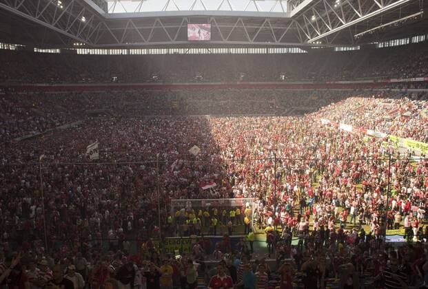 Fans von Fortuna Düsseldorf stürmen nach dem Aufstieg den Innenbereich der LTU Arena Fußball Herren 3. Liga 2008 2009, Fortuna Düsseldorf, Aufstiegsfeier Totale LTU Arena Düsseldorf Platzsturm Platz Masse, Begeisterung, Freude,