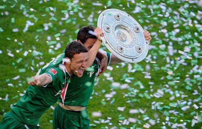 Fußball, VfL Wolfsburg, Deutscher Meister 2009 Christian Gentner (li.) und Sascha Riether (beide Wolfsburg) feiern die deutsche Meisterschaft 2009 Fußball 1. BL Herren Saison 2008 2009, VfL Wolfsburg Gruppe Pokal Wolfsburg Begeisterung, Freude,