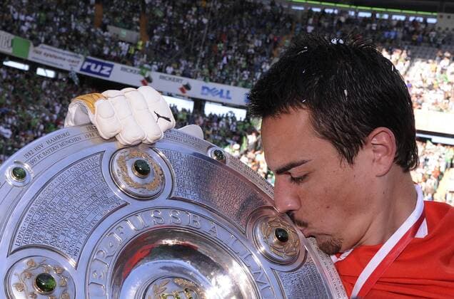 Fußball, VfL Wolfsburg, Deutscher Meister 2009 Torwart Diego Benaglio (Wolfsburg) küsst die Schale anlässlich des Gewinns der deutschen Meisterschaft 2009 - Fußball 1. BL Herren Saison 2008 2009, VfL Wolfsburg Einzelbild Pokal Wolfsburg Begeisterung, Freude,