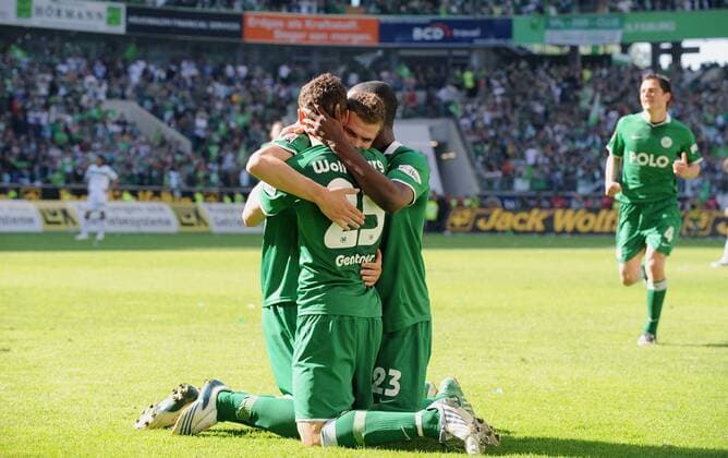 Edin Dzeko (Mitte), Christian Gentner (li.) und Grafite (alle Wolfsburg) - Torjubel Fußball 1. BL Herren Saison 2008 2009, VfL Wolfsburg, Gruppe Wolfsburg Freude,