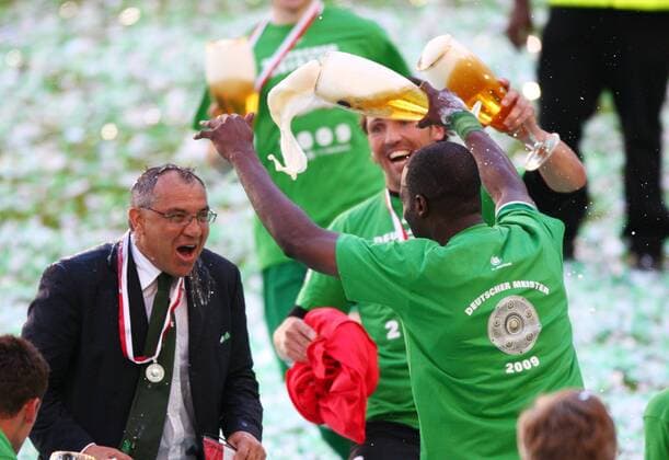 Trainer Felix Magath (li.) wird von Grafite (beide Wolfsburg) während der Meisterfeier mit einer Bierdusche bedacht Fußball 1. BL Herren Saison 2008 2009, VfL Wolfsburg, deutscher Meister, deutsche Meisterschaft, Sieg, Sieger, Gruppe Wolfsburg Freude, Begeisterung,