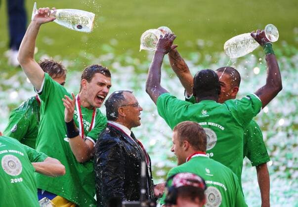 Trainer Felix Magath wird von Edin Dzeko (li.) und Grafite (alle Wolfsburg) während der Meisterfeier mit einer Bierdusche bedacht Fußball 1. BL Herren Saison 2008 2009, VfL Wolfsburg, deutscher Meister, deutsche Meisterschaft, Sieg, Sieger, Gruppe Wolfsburg Freude, Begeisterung,