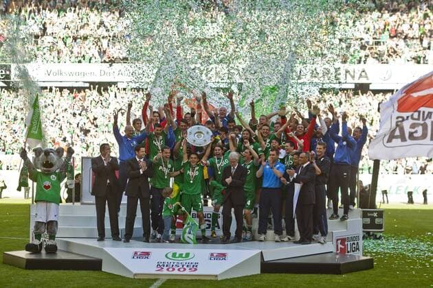 Josue präsentiert die Meisterschale, der VfL Wolfsburg ist deutscher Meister 2009 Fußball 1. BL Herren Saison 2008 2009, VfL Wolfsburg, deutscher Meister, Meisterschaft, Sieg, Sieger, Feier, feiern Totale Pokal Wolfsburg