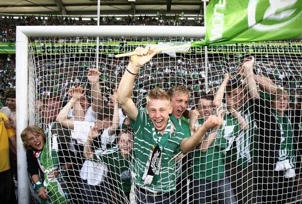 Wolfsburger Fans stürmen nach dem Gewinn der Deutschen Meisterschaft 2009 auf das Spielfeld Fußball 1. BL Herren Saison 2008 2009, VfL Wolfsburg, Platz Gruppe Platzsturm Platz Wolfsburg Freude, Begeisterung,