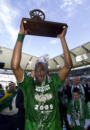 Grafite (Wolfsburg) feiert die Deutsche Meisterschaft 2009 sowie den Gewinn der Torjägerkanone und bekommt dabei eine Bierdusche Fußball 1. BL Herren Saison 2008 2009, VFL Wolfsburg, Meister, Meisterschaft, Feier, Meisterfeier, Gruppe Sieg, Sieger Wolfsburg Freude, Begeisterung,