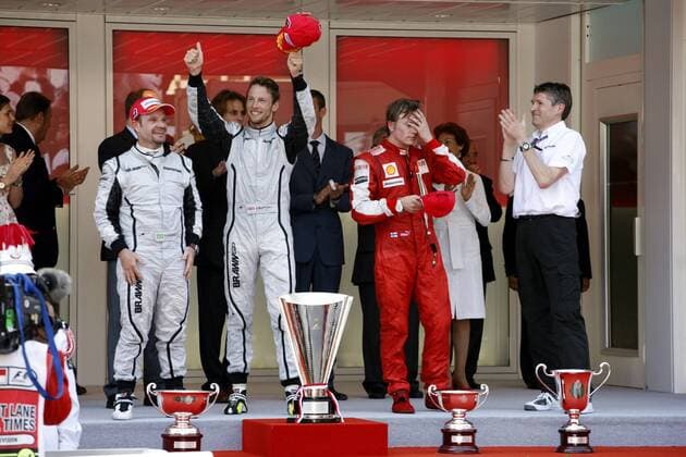 Siegerehrung Großer Preis von Monaco 2009: Jenson Button (England, Mitte) gewinnt vor Rubens Barrichello (Brasilien beide Brawn GP) und Kimi Räikkönen (Finnland Ferrari), re. Geschäftsführer Nick Fry (England Brawn GP) Motorsport Grand Prix Herren Großer Preis von Monaco 2009, Formel 1 Weltmeisterschaft, F1, F, GP, WM Gruppe Monte Carlo Begeisterung, Freude,
