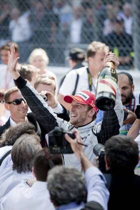 Jenson Button (England Brawn GP) feiert den Sieg beim Großen Preis von Monaco 2009 -  Motorsport Grand Prix Herren Großer Preis von Monaco 2009, Formel 1 Weltmeisterschaft, F1, F, GP, WM, Gruppe Monte Carlo Begeisterung, Freude,