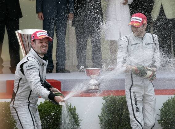 Jenson Button (England, re.) gewinnt den Großen Preis von Monaco 2009 und feiert dies mit seinem Teamkollegen und Zweitplatzierten Rubens Barrichello (Brasilien beide Brawn GP) Motorsport Grand Prix Herren Großer Preis von Monaco 2009, Formel 1 Weltmeisterschaft, F1, F, GP, WM Gruppe Monte Carlo Begeisterung, Freude,
