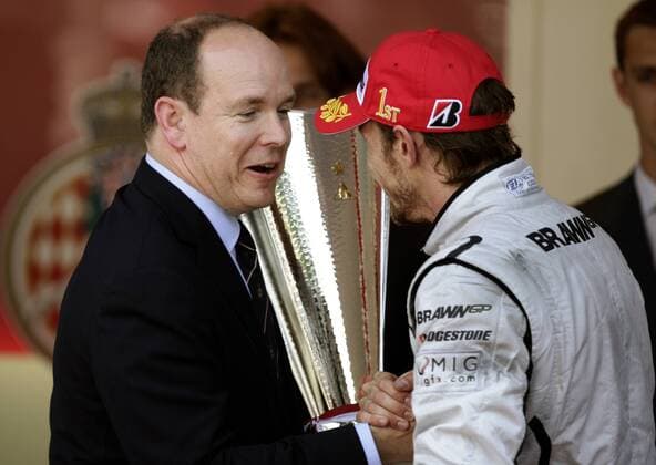 Fürst Albert von Monaco (li.) gratuliert Jenson Button (England Brawn GP) zum Sieg beim Großen Preis von Monaco 2009 Motorsport Herren Großer Preis von Monaco 2009, Formel 1 Weltmeisterschaft, F1, F, GP, WM Gruppe Monte Carlo Freude,