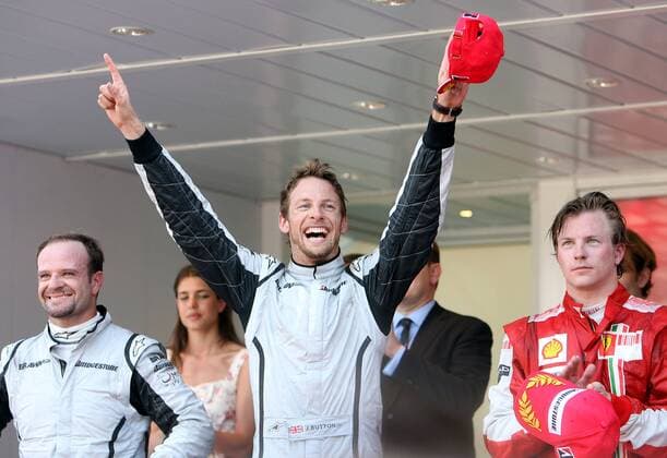 Siegerehrung beim Großen Preis von Monaco 2009: Jenson Button (England, Mitte) gewinnt vor Rubens Barrichello (li., Brasilien beide Brawn GP) und Kimi Räikkönen (Finnland Ferrari) -  Motorsport Grand Prix Herren Großer Preis von Monaco 2009, Formel 1 Weltmeisterschaft, F1, F, GP, WM Gruppe Monte Carlo Begeisterung, Freude,