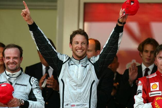 Siegerehrung Großer Preis von Monaco 2009: Jenson Button (England, Mitte) gewinnt vor Rubens Barrichello (li., Brasilien beide Brawn GP) und Kimi Räikkönen (Finnland Ferrari) Motorsport Grand Prix Herren Großer Preis von Monaco 2009, Formel 1 Weltmeisterschaft, F1, F, GP, WM Gruppe Monte Carlo Begeisterung, Freude,
