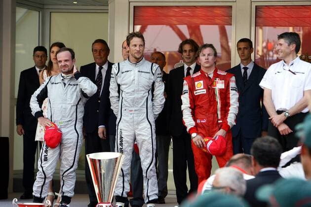 Siegerehrung Großer Preis von Monaco 2009: Jenson Button (England, Mitte) gewinnt vor Rubens Barrichello (li., Brasilien beide Brawn GP) und Kimi Räikkönen (Finnland Ferrari), re. Geschäftsführer Nick Fry (England Brawn GP) Motorsport Grand Prix Herren Großer Preis von Monaco 2009, Formel 1 Weltmeisterschaft, F1, F, GP, WM Gruppe Monte Carlo