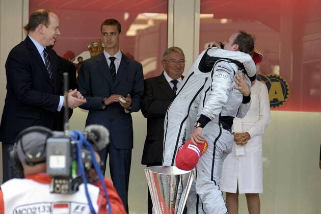 Sieger Jenson Button (England, Mitte) und der Zweitplatzierte Rubens Barrichello (Brasilien beide Brawn GP) jubeln neben Fürst Albert von Monaco bei der Siegerehrung zum Großen Preis von Monaco 2009 Motorsport Grand Prix Herren Großer Preis von Monaco 2009, Formel 1 Weltmeisterschaft, F1, F, GP, WM Gruppe Monte Carlo Begeisterung, Freude,