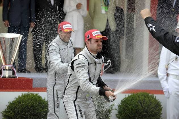 Rubens Barrichello (Brasilien, vorn) jubelt mit Sieger Jenson Button (England beide Brawn GP) bei der Siegerehrung zum Großen Preis von Monaco 2009 Motorsport Grand Prix Herren Großer Preis von Monaco 2009, Formel 1 Weltmeisterschaft, F1, F, GP, WM Gruppe Monte Carlo Begeisterung, Freude,