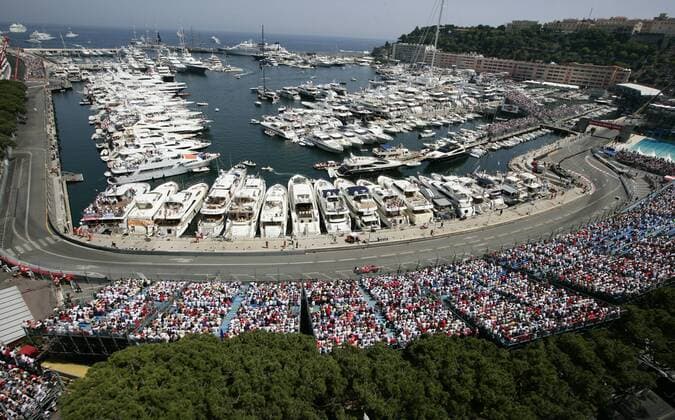 Luxuriöse Yachten ankern im Yachthafen von Monte Carlo anlässlich des GP von Monaco 2009, gut zu sehen die Streckenpassage von der Tabac Kurve bis zur Piscine Schikane am Schwimmbad Motorsport Grand Prix Herren Großer Preis von Monaco 2009, Formel 1 Weltmeisterschaft, F1, F, GP, WM Totale Circuit de Monaco Monte Carlo