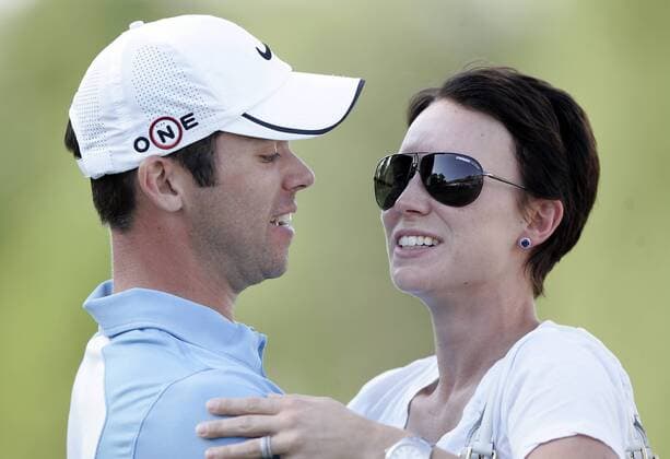 Paul Casey (England) gewinnt die BMW PGA Championship 2009 und jubelt mit Ehefrau Jocelyn - EDITORIAL USE ONLY. No use with unauthorised audio, video, data, fixture lists, club league logos or live services. Online in-match use limited to 120 images, no video emulation. No use in betting, games or single club league player publications. Golf Herren BMW PGA Championship 2009, European Tour Gruppe Virginia Water Wentworth Freude,