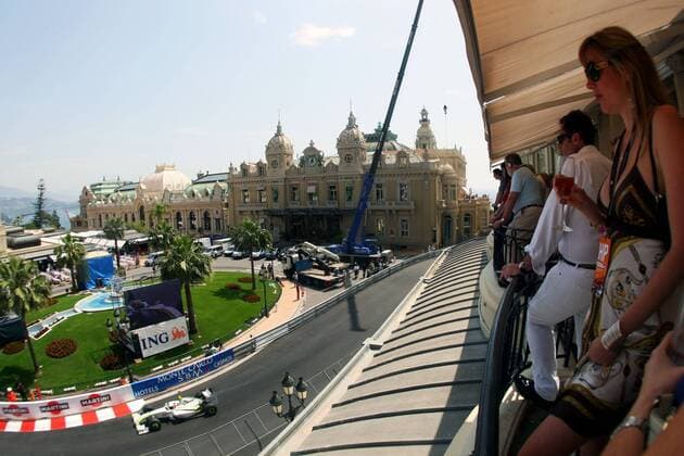 Motorsportfans beobachten vom Balkon des Hotel de Paris standesgemäß Rubens Barrichello (Brasilien Brawn GP) mit seinem Boliden in der Casino Kurve - - ZUMAs04 Motorsport Grand Prix Herren Großer Preis von Monaco 2009, Formel 1 Weltmeisterschaft, F1, F, GP, WM, Totale o0 Stadtkurs Circuit de Monaco , Place du Casino Monte Carlo