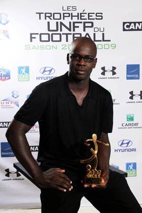Lilian Thuram (Frankreich) wird mit dem UNFP Ehrenpreis ausgezeichnet -  Fußball Herren Ligue 1 2008 2009, 1. Liga, UNFP, Union Nationale des Footballeurs Professionel Einzelbild
