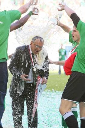 Trainer Felix Magath (Mitte) erhält von seinen Spielern die übliche Bierdusche, re. Peter Pekarik - Wolfsburg ist deutscher Meister 2008 2009 Fußball 1. BL Herren Saison 2008 2009, VfL Wolfsburg, Deutsche Meisterschaft, Meister, Sieg, Sieger, Gruppe Wolfsburg Freude, Begeisterung,