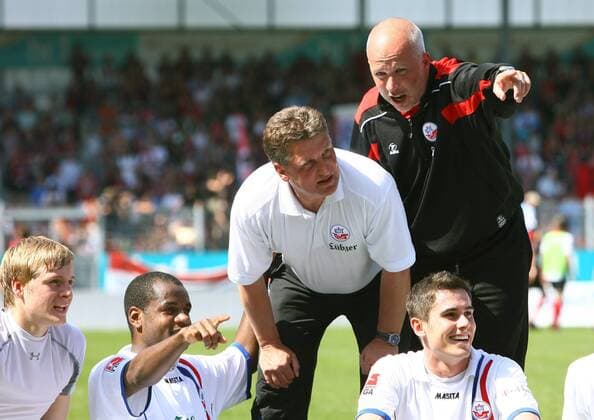 Trainer Andreas Zachhuber (Mitte) und Co Trainer Thomas Finck (beide Rostock) feiern den Klassenerhalt Fußball 2. BL Herren Saison 2008 2009, FC Hansa Rostock Gruppe Wiesbaden Freude,