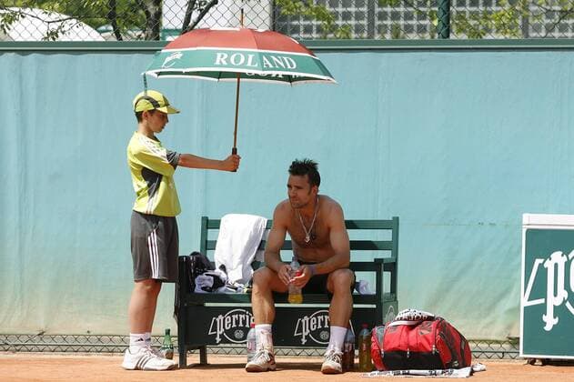 Nicolas Kiefer (Deutschland) wird durch einen Schirm vor der Hitze geschützt Tennis Herren French Open 2009 Grand Slam ATP Tour Gruppe Roland Garros Paris