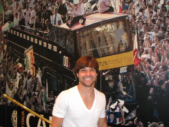 Diego anlässlich der Vertragsverhandlungen mit Juventus Turin vor einem Plakat aus glorreichen Zeiten der alten Dame Fußball Herren Serie A 2009 2010, Juve Einzelbild Turin Freude,