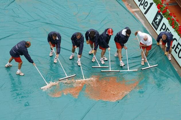 Helfer befreien die Regenplane von Wasser -  (pan31897) Tennis French Open 2009, Grand Slam, WTA ATP Tour Gruppe Roland Garros Paris