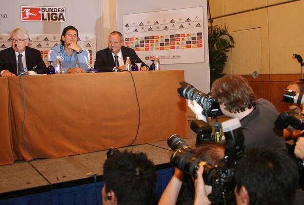 DFL Präsident Reinhard Rauball (li.), Mario Gomez (Mitte) und DFB Pressesprecher Harald Stenger (Deutschland) - Pressekonferenz -  (CFP399293214) Fußball Herren Nationalmannschaft 2009, Pressekonferenz, Pressetermin o0 Asienreise Gruppe Shanghai