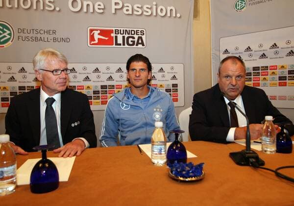 DFL Präsident Reinhard Rauball (li.), Mario Gomez (Mitte) und DFB Pressesprecher Harald Stenger (Deutschland) - Pressekonferenz -  (CFP399293216) Fußball Herren Nationalmannschaft 2009, Pressekonferenz, Pressetermin o0 Asienreise Gruppe Shanghai
