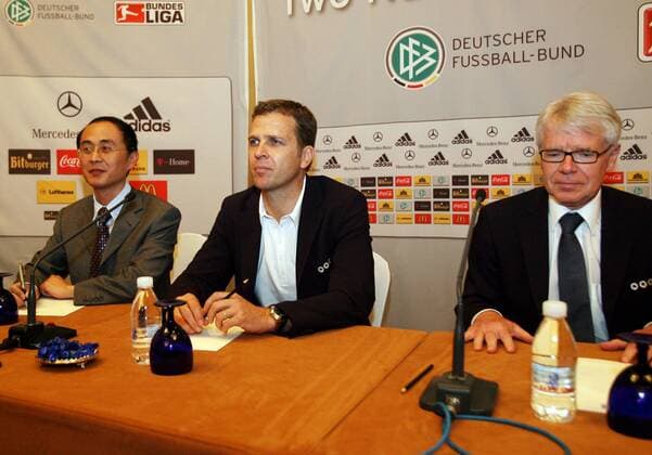 Teammanager Oliver Bierhoff (Mitte) und DFL Präsident Reinhard Rauball (beide Deutschland, re.) - Pressekonferenz -  (CFP399293208) Fußball Herren Nationalmannschaft 2009, Pressekonferenz, Pressetermin o0 Asienreise Gruppe Shanghai