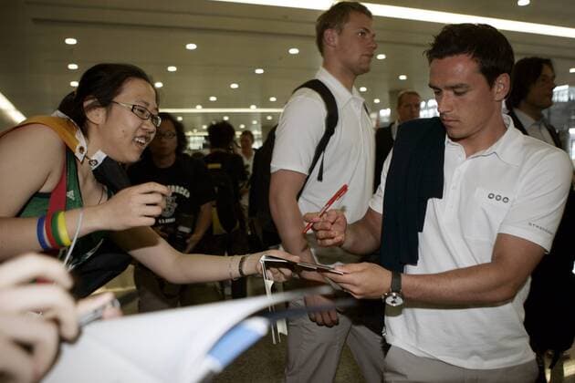 Piotr Trochowski (re.) schreibt nach seiner Ankunft auf dem Flughafen in Shanghai Autogramme, daneben Torwart Manuel Neuer (beide Deutschland) -  (CFP399293253) Fußball Herren Nationalmannschaft 2009, o0 Asienreise Gruppe Shanghai