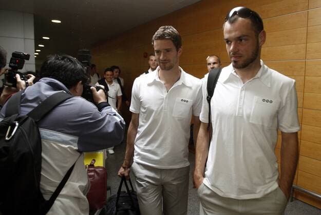 Heiko Westermann (re.) und Arne Friedrich (beide Deutschland) - Ankunft auf dem Flughafen in Shanghai -  (CFP399293251) Fußball Herren Nationalmannschaft 2009, o0 Asienreise Gruppe Shanghai