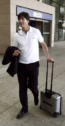 Bundestrainer Joachim Löw (Deutschland) - Ankunft auf dem Flughafen in Shanghai -  (CFP399293245) Fußball Herren Nationalmannschaft 2009, o0 Asienreise Einzelbild Shanghai