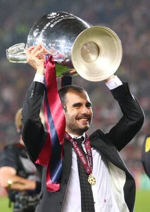 Trainer Josep Guardiola mit der Trophäe - FC Barcelona ist Champions League Sieger 2009 Fußball EC 1 Herren Champions League Finale 2008 2009, FC Barcelona, Barca Einzelbild Rom Begeisterung, Freude,
